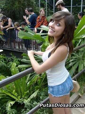 mujer la ni&ntilde;a del escote