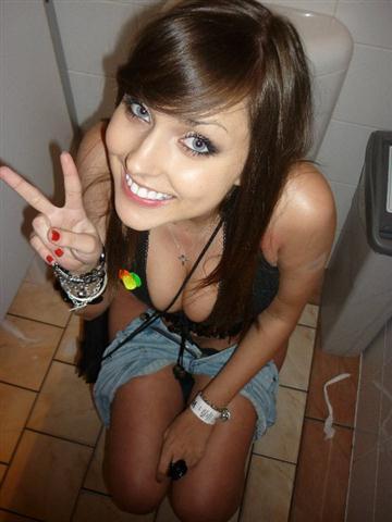 mujer la ni&ntilde;a del escote