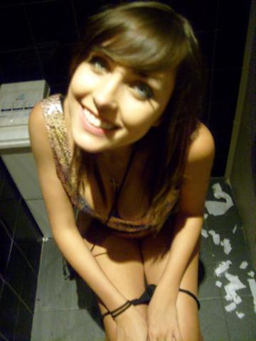 mujer la ni&ntilde;a del escote